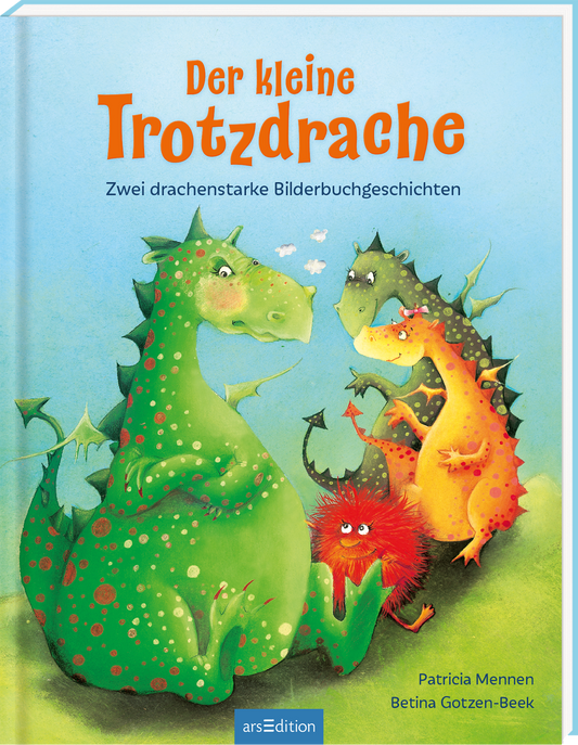 Das Buchcover „Der kleine Trotzdrache“ zeigt bunte, freundliche Drachen, die in einem verspielten Stil gezeichnet sind. Im Vordergrund stehen ein grüner, ein blauer und ein roter Drache, die fröhlich interagieren. Der Titel ist in orangefarbener, verspielter Schrift gestaltet. Ein kleiner Hinweis in der unteren Ecke informiert über den Preis von 10,00 Euro. Ganz unten mittig steht der Logoschriftzug von arsEdition.