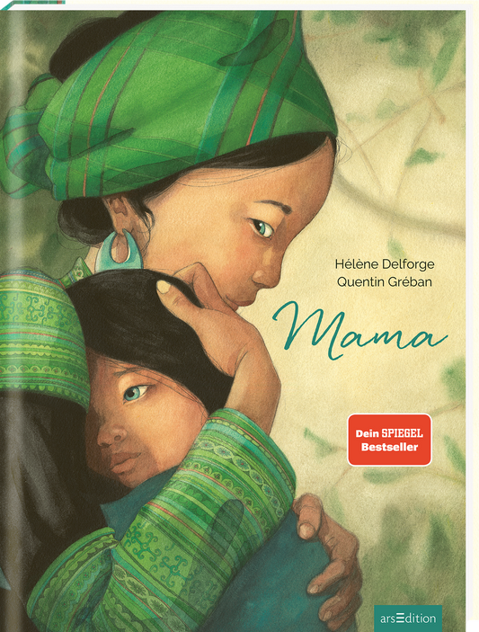 Das Buchcover zeigt eine liebevolle Szene zwischen einer Mutter und ihrem Kind, beide mit traditionellen, bunten Kleidern in Grün- und Blautönen. Die Mutter umarmt das Kind sanft, wobei ihre Gesichtszüge Zuneigung ausstrahlen. Der Titel „Mama“ ist in einer eleganten, geschwungenen Schrift in hellgrün platziert. Oben rechts befindet sich der Button „Dein SPIEGEL Bestseller“. Ganz unten mittig steht der Logoschriftzug von arsEdition.