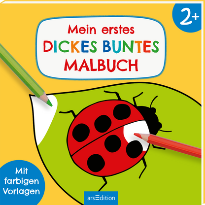 Das Cover zeigt einen bunten gelben Hintergrund mit dem Titel „Mein erstes DICKES BUNTES MALBUCH“ in fröhlichen Farben. Im Zentrum ist ein großer, roter Marienkäfer mit schwarzen Punkten, umgeben von einer grünen Blattform. Zwei Buntstifte, einer grün und einer rot, sind schräg angeordnet. Ein blauer Button mit der Zahl „2+“ ist oben rechts platziert. Ganz unten mittig steht der Logoschriftzug von arsEdition.