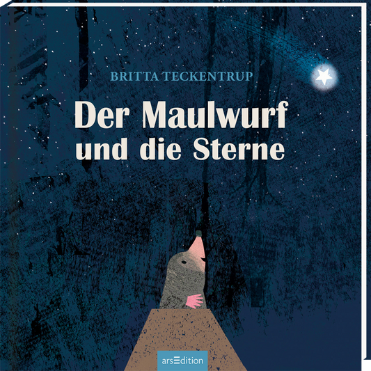 Gezeigt wird die 3D-Ansicht des Covers. Ein Maulwurf schaut aus auf einem Erdhügel heraus und blickt in den Nachthimmel, in dem helle Sterne und eine Sternschnuppe zu sehen sind. Der Hintergrund ist in blau gehalten. Der Titel „Der Maulwurf und die Sterne“ steht in großen, weißen Buchstaben mittig im Bild, während der Name der Autorin „Britta Teckentrup“ in einer kleineren Schrift darüber platziert ist. Ganz unten mittig steht der Logoschriftzug von arsEdition.