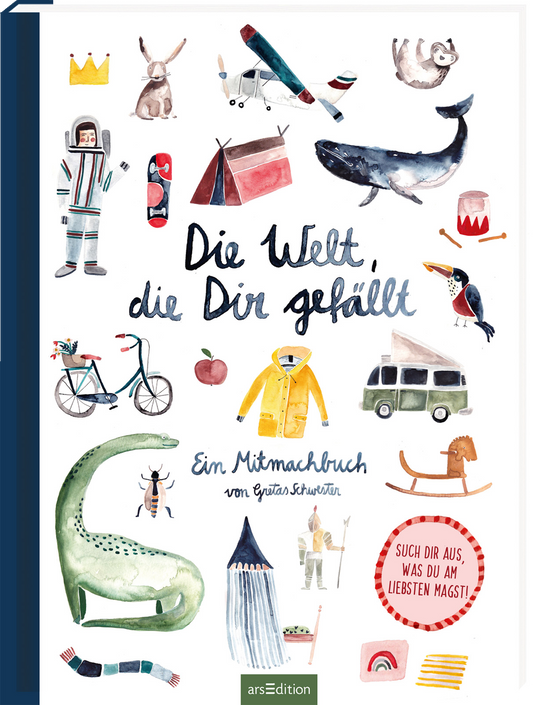 Bunt illustrierte Motive umrahmen den Titel „Die Welt, die Dir gefällt“ in verspielter, blauer Schrift. Elemente wie ein Kranich, ein Dinosaurier, ein Zelt und ein Wohnmobil vermitteln eine fröhliche, einladende Atmosphäre. Am unteren Rand steht „Ein Mitmachbuch von Gretha Schwitzer“ in schlichter, schwarzer Schrift. Der orangefarbene Button mit dem Text „SPIEGEL-Bestseller“ hebt sich deutlich ab. Ganz unten mittig steht der Logoschriftzug von arsEdition.