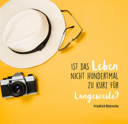 Gezeigt wird eine Innen- oder Zusatzansicht von „Ich hab keine Zeit. Ich bin Rentner.“ Auf einem leuchtend gelben Hintergrund liegt ein weißer Sonnenhut und eine Vintage-Kamera. Neben der Kamera befindet sich eine Sonnenbrille. Der Text „Ist das Leben nicht hundertmal zu kurz für Langeweile?“ ist prominent platziert, in großen, modernen Buchstaben. Die Wortwahl ist ansprechend und inspiriert zu aktivem Leben.