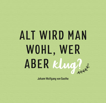 Gezeigt wird eine Innen- oder Zusatzansicht von „Ich hab keine Zeit. Ich bin Rentner.“. Die Gestaltung ist in einem sanften, hellgrünen Farbton gehalten. Der zentrale Text besteht aus verschiedenen Schriftarten: „ALT WIRD MAN WOHL, WER ABER klug?“ in fetter, schwarzer Schrift und „klug?“ in einer geschwungenen, weißen Schrift. Unterhalb des Zitates steht der Autorennamen „Johann Wolfgang von Goethe“ in einer schlichten, grauen Schriftart. Ein minimalistisches Blatt-Motiv...