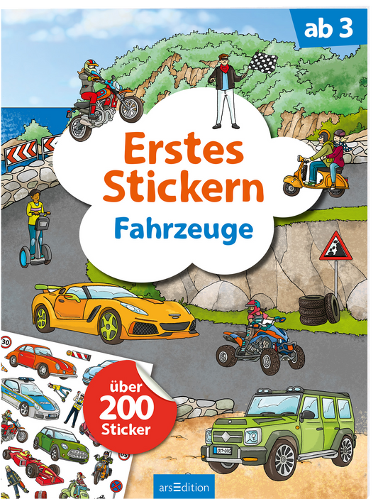 Das Buchcover zeigt eine bunte, kindgerechte Illustration von verschiedenen Fahrzeugen, darunter ein orangefarbenes Sportauto und ein grüner Geländewagen. Auf einem abgebildeten Weg fahren Kinder mit einem Roller und einem Motorrad. Darüber schwebt ein großer, weißer Wolkenbanner mit der Aufschrift „Erstes Stickern“ in orange, und „Fahrzeuge“ in blau. Links unten befindet sich ein roter Button mit der Aufschrift „über 200 Sticker“. Ganz unten mittig steht der Logoschriftzug...
