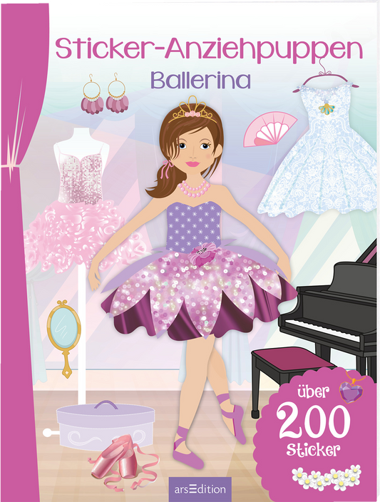 Das 3D-Buchcover zeigt ein fröhliches, illustriertes Mädchen in einem glitzernden, lilafarbenen Ballettkleid, umrahmt von rosa und weißen Kleiderständern mit verschiedenen Tanzoutfits. Der Titel „Sticker-Anziehpuppen Ballerina“ ist in verspielter, lila Schrift platziert. In der unteren Ecke findet sich der Hinweis „über 200 Sticker“ in einer bunten Darstellung. Eine goldene Krone ziert das Haar des Mädchens und schafft eine festliche Atmosphäre. Ganz unten mittig steht der...