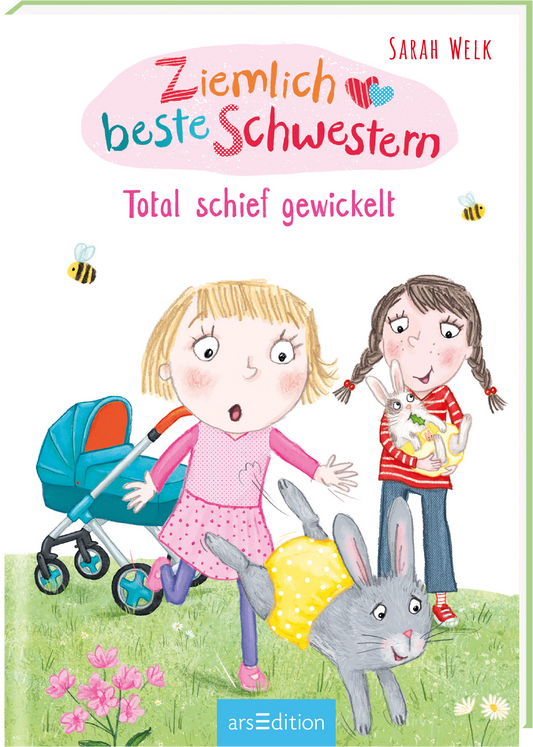 Das Cover zeigt zwei fröhliche Mädchen, die mit zwei Kaninchen spielen. Eines der Mädchen hält ein Kaninchen in ihren Armen, während das andere neben einem Kinderwagen steht. Die Farben sind hell und lebhaft, dominiert von sanften Pastelltönen. Der Titel „Ziemlich beste Schwestern“ erscheint oben in roter und pinker Schrift, unter dem Titel steht in pink „Total schief gewickelt“. Ganz unten mittig steht der Logoschriftzug von arsEdition.