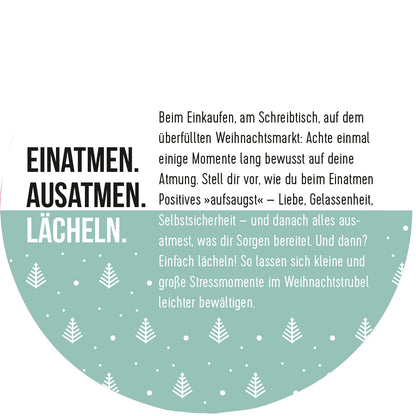 Gezeigt wird eine Innen- oder Zusatzansicht von „Adventskalender in der Dose. 24 Momente der Achtsamkeit“. Die Gestaltung enthält einen hellen Hintergrund mit einem halben Kreis in sanften Grüntönen. In großen, kontrastierenden Buchstaben steht „EINATMEN.“, „AUSATMEN.“ und „LÄCHELN.“. Darüber sind weitere Texte angesiedelt, die Ratschläge zur Achtsamkeit geben. Kleine weiße Tannenbäume und Punkte zieren den unteren Bereich, was eine weihnachtliche Atmosphäre schafft.