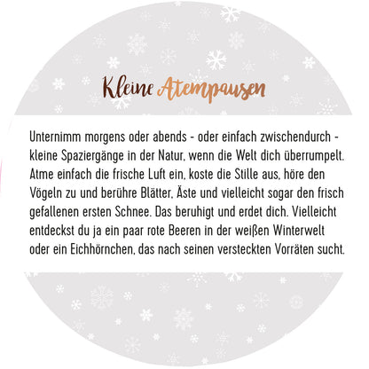 Gezeigt wird eine Innen- oder Zusatzansicht von „Adventskalender in der Dose. 24 Momente der Achtsamkeit“. Die Darstellung enthält einen runden Hintergrund in sanften Pastelltönen, mit weißen Schneeflocken-Mustern. Oben steht der Titel „Kleine Atempausen“ in geschwungener, copperfarbener Typografie. Darunter folgen erläuternde Texte in klarer, schwarzer Schrift, die zur Achtsamkeit einladen und verschiedene Momente der Natur beschreiben. Die Gestaltung ist freundlich und harmonisch,...