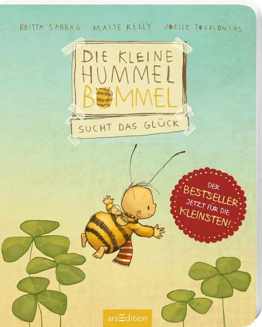 Das 3D Buchcover zeigt die Hummel Bommel, die vor einem hellblauen Hintergrund fliegt. Mittig befindet sich der Titel „Die kleine Hummel Bömmel sucht das Glück“, ergänzt durch eine Bienenillustration. Auf dem Cover prangt ein roter Button mit dem Text „DER BESTSELLER – jetzt für die kleinsten!“. Ganz unten mittig steht der Logoschriftzug von arsEdition.