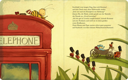 Gezeigt wird eine Innenansicht von „Die kleine Hummel Bommel sucht das Glück (Pappbilderbuch)“. Die Illustration zeigt die kleine Hummel Bommel, die auf einer roten Telefonzelle sitzt. Von dort aus beobachtet sie eine Gruppe von Marienkäfern, die eine Kutsche ziehen. Der Text auf der rechten platziert.