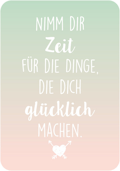 Gezeigt wird eine Innen- oder Zusatzansicht von „Sei frech und wild und wunderbar!“. Der Hintergrund ist in sanften Farbverläufen von Pastellgrün zu zartem Rosé gehalten. Im Fokus steht der handgeschriebene Text „Nimm dir Zeit für die Dinge, die dich glücklich machen“ in einer Mischung aus geschwungenen und klaren Schriftarten. Der Text ist überwiegend in Weiß gehalten und wird von einem kleinen schlichten Herz mit Pfeilen umrahmt, was dem Design eine gemütliche und positive...