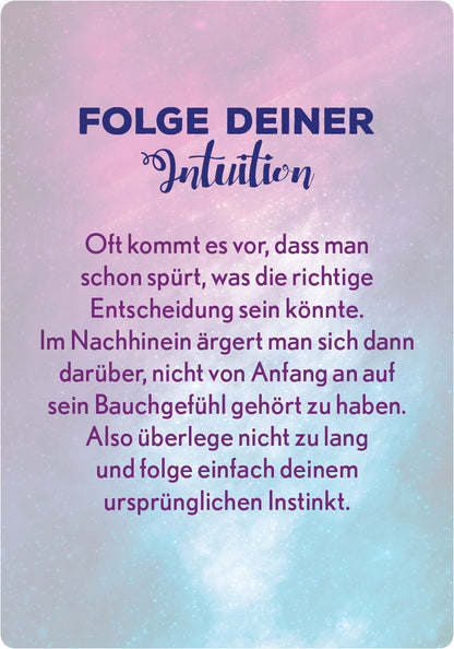 Gezeigt wird eine Innen- oder Zusatzansicht von „Entscheidungsorakel“. Die Karte zeigt einen farbenfrohen, sanften Hintergrund in lila und blauen Tönen, der an einen nächtlichen Himmel erinnert. In großen, fetten Buchstaben steht der Titel „FOLGE DEINER“ in Dunkelblau, während das Wort „Intuition“ in verschnörkelter Schrift darunter steht. Der Text beschreibt die Bedeutung von Intuition und ermutigt den Leser, seinen inneren Instinkt zu folgen.