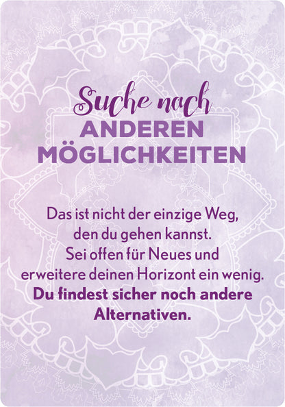 Gezeigt wird eine Innen- oder Zusatzansicht von „Entscheidungsorakel“. Der Hintergrund ist in sanften Lilatönen gehalten, mit einer filigranen, weißen Musterung. In der oberen Hälfte steht der Text „Suche nach ANDEREN MÖGLICHKEITEN“ in geschwungener, lila Schrift. Darunter folgt die Erklärung in kleinerer, schwarzer Schrift, die dazu ermutigt, neue Wege zu erkunden. Die Typografie ist klar und gut lesbar, was die Botschaft der Offenheit unterstreicht.