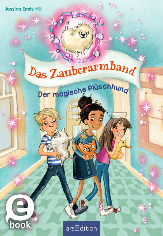 Die Buchcovergestaltung zeigt drei Kinder, die durch einen hellen Flur gehen, begleitet von einem kleinen, flauschigen Hund. In sanften Pastellfarben gestaltet, dominieren Blau- und Rosatöne. Über den Kindern schwebt ein niedlicher, weißer Hund in einem kreisförmigen Rahmen mit Glitzereffekten. Der Titel „Das Zauberarmband“ ist in geschwungener Schrift oben platziert, während „Der magische Plüschhund“ darunter in einer klaren, blauen Schrift steht. Ganz unten mittig steht der...