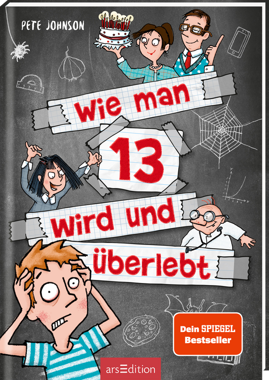 Das Cover von "Wie man 13 wird und überlebt" von Pete Johnson zeigt auf einem grauen Hintergrund einen Jungen mit überraschter Miene, der sich an den Kopf greift. Um ihn herum sind Skizzen von gruseligen Dingen angeordnet. Außerdem werden verschiedene andere Figuren abgebildet. Darunter eine Frau mit einer Torte, ein Mädchen mit schwarzen Haaren und zwei Männer. Der Titel ist in großen, roten Buchstaben auf weißen, angerissenen Notizzetteln platziert. Ein orangefarbener Button...