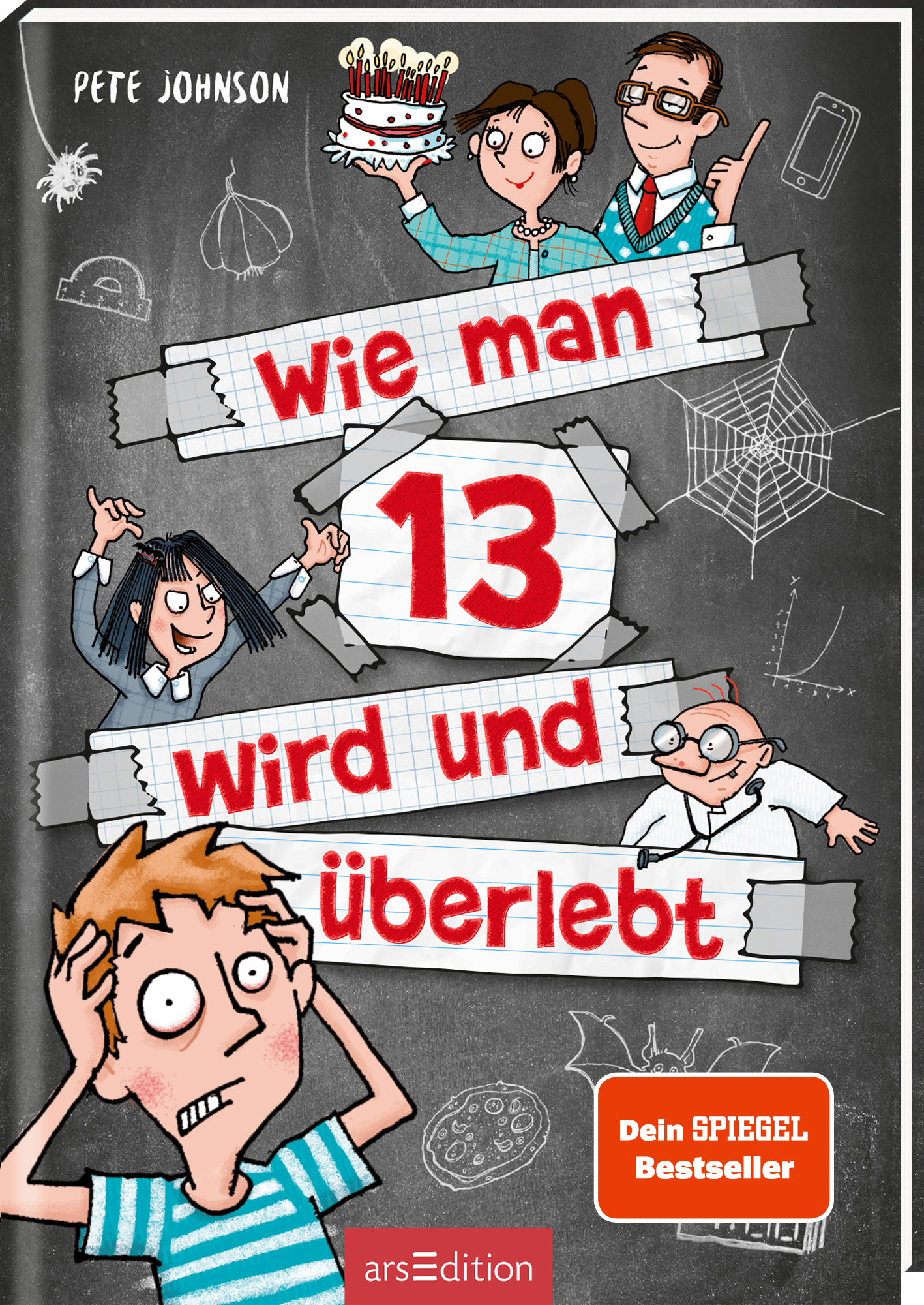 Das Cover von &quot;Wie man 13 wird und überlebt&quot; von Pete Johnson zeigt auf einem grauen Hintergrund einen Jungen mit überraschter Miene, der sich an den Kopf greift. Um ihn herum sind Skizzen von gruseligen Dingen angeordnet. Außerdem werden verschiedene andere Figuren abgebildet. Darunter eine Frau mit einer Torte, ein Mädchen mit schwarzen Haaren und zwei Männer. Der Titel ist in großen, roten Buchstaben auf weißen, angerissenen Notizzetteln platziert. Ein orangefarbener Button...