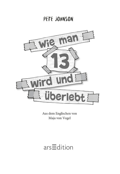 Gezeigt wird eine Innen- oder Zusatzansicht von „Wie man 13 wird und überlebt“. Die Gestaltung in Schwarz-Weiß zeigt den Titel prominent in einer handschriftlichen Schriftart, umgeben von verschiedenen, skizzenhaften Banner-Elementen. Darüber steht der Name des Autors Pete Johnson. Ganz unten mittig steht der Logoschriftzug von arsEdition
