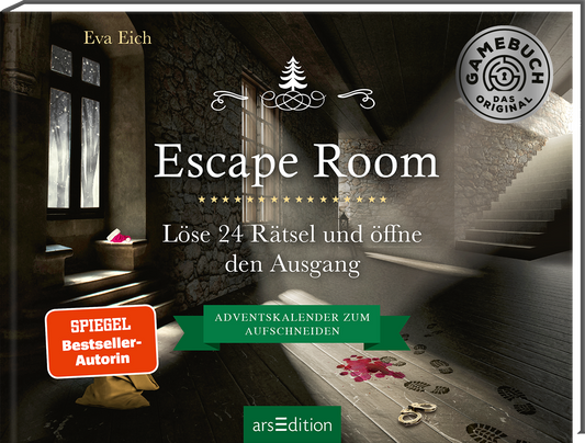 Das Buchcover zeigt einen mysteriösen Innenraum mit einer Treppe und schummriger Beleuchtung, die eine spannende Atmosphäre schafft. Im Vordergrund sind rätselhafte Fußspuren und rote Blutstropfen auf dem Boden zu sehen. Der Titel „Escape Room“ ist in eleganter, weißer Schrift gesetzt, während der Untertitel „Löse 24 Rätsel und öffne den Ausgang“ darunter steht. In der Ecke prangt ein roter SPIEGEL-Bestseller-Autorin-Button. Ganz unten mittig steht der Logoschriftzug von...