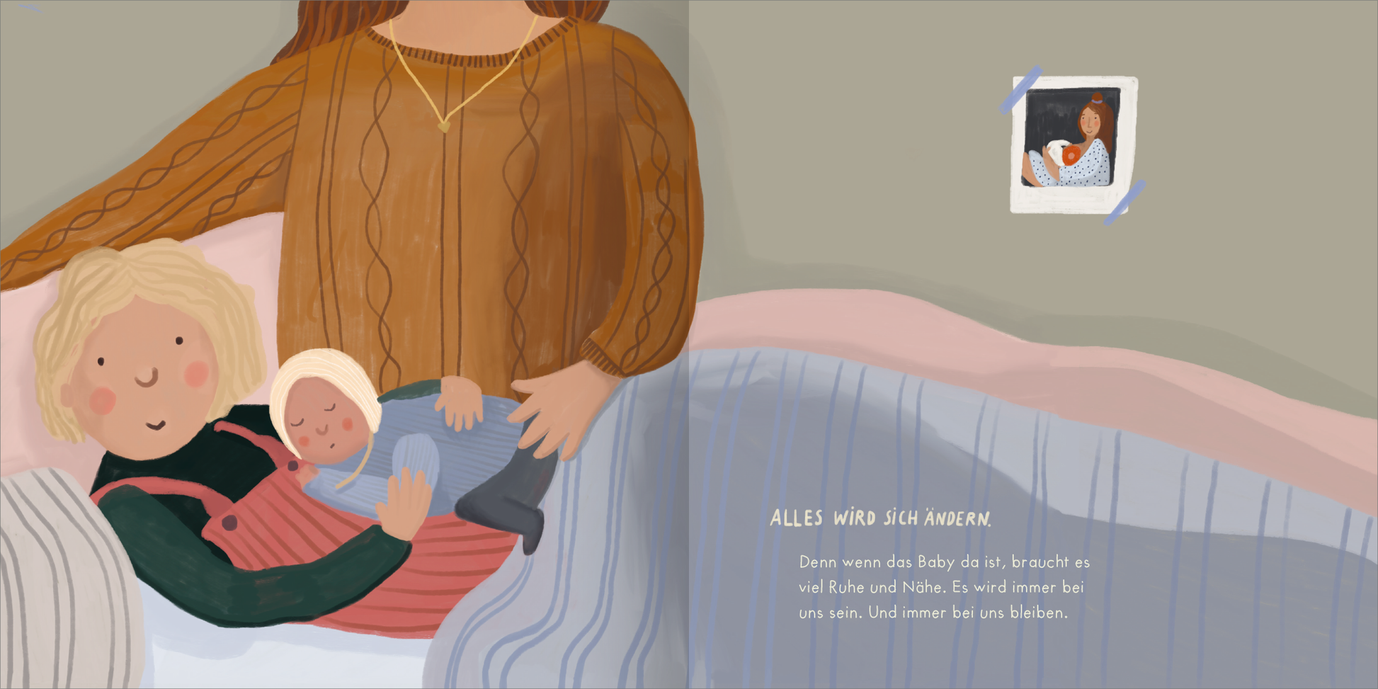Gezeigt wird eine Innen- oder Zusatzansicht von „Wir. Nur noch mehr davon.“. Die Illustration zeigt eine Mutter, die ein Baby hält, während ein weiteres Kind an ihrer Seite schläft. Die Farben sind sanft und warm, mit dominierenden Erdtönen und einem sanften Hintergrund in Grau. Die Typografie ist freundlich und modern, der Text „ALLES WIRD SICH ÄNDERN“ hebt sich gut vom Hintergrund ab und vermittelt eine beruhigende Botschaft. Ein kleines, gerahmtes Bild in der oberen Ecke zeigt...