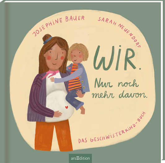 Auf dem Buchcover steht eine stilisierte Illustration einer schwangeren Frau mit braunen Haaren und einer roten Bluse. Sie hält ein kleines Kind in einer blauen Jacke auf ihrem Arm. Der Hintergrund ist in sanften Grüntönen gehalten. Der Titel „WIR. Nur noch mehr davon.“ ist in einer verspielten, handschriftlichen Schriftart in Mintgrün platziert. Oben links sind die Autorennamen „Josephine Bauer“ und „Sarah Neuenendorf“ abgebildet. Ganz unten mittig steht der Logoschriftzug von...