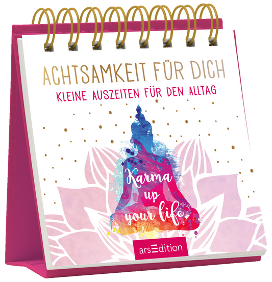 Das Buchcover zeigt eine spiralgebundene Broschüre in sanften Farben. Im oberen Bereich steht in goldener Schrift „ACHTSAMKEIT FÜR DICH“, darunter in Pink „KLEINE AUSZEITEN FÜR DEN ALLTAG“. Im zentralen Fokus ist eine stilisierte Buddha-Statue in Blau und bunten Aquarelltönen, flankiert von einer weißen Lotusblüte. Der Slogan „Karma up your life“ ist kreativ in Weiß gestaltet. Ein SPIEGEL-Bestseller-Button ist nicht vorhanden. Ganz unten mittig steht der Logoschriftzug von...