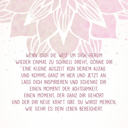 Gezeigt wird eine Innen- oder Zusatzansicht von „Achtsamkeit für dich“. Der Hintergrund ist in sanften Rosa- und Cremetönen gehalten, mit einer stilisierten Blumenillustration im oberen Bereich. Der Text ist in einer klaren, gut lesbaren Schriftart in dunkler Farbe angeordnet. Die Botschaft ermutigt zur Achtsamkeit und zur Rückkehr ins Hier und Jetzt, indem sie einen Moment der inneren Ruhe und Inspiration anbietet.