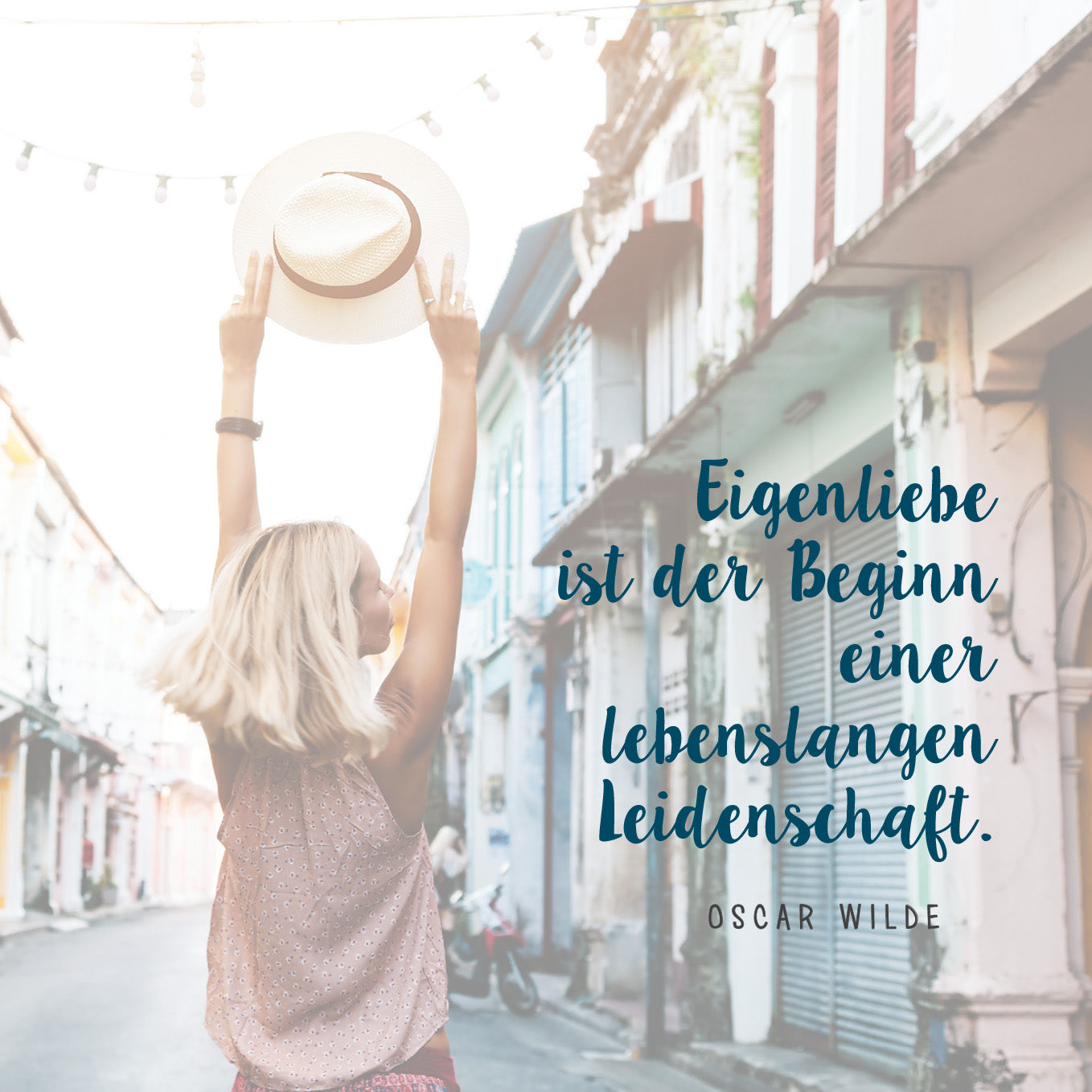 Gezeigt wird eine Innen- oder Zusatzansicht von „Achtsamkeit für dich“. Die Szene zeigt eine junge Frau in einem hellen, lässigen Outfit, die einen Hut hält und glücklich in die Luft blickt. Der Hintergrund besteht aus bunten, historisch anmutenden Gebäuden, die einladend wirken. Der Text „Eigenliebe ist der Beginn einer lebenslangen Leidenschaft“ von Oscar Wilde wird in einer eleganten, blauen Schrift dargestellt, die hervorsticht und leicht lesbar ist. Die gesamte Atmosphäre ist...