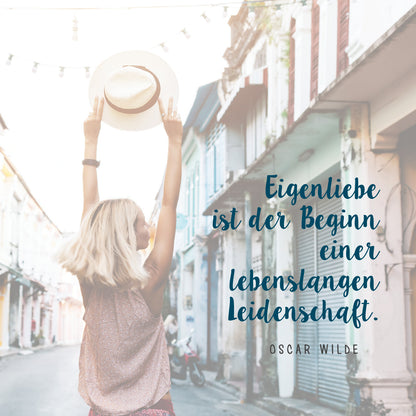 Gezeigt wird eine Innen- oder Zusatzansicht von „Achtsamkeit für dich“. Die Szene zeigt eine junge Frau in einem hellen, lässigen Outfit, die einen Hut hält und glücklich in die Luft blickt. Der Hintergrund besteht aus bunten, historisch anmutenden Gebäuden, die einladend wirken. Der Text „Eigenliebe ist der Beginn einer lebenslangen Leidenschaft“ von Oscar Wilde wird in einer eleganten, blauen Schrift dargestellt, die hervorsticht und leicht lesbar ist. Die gesamte Atmosphäre ist...