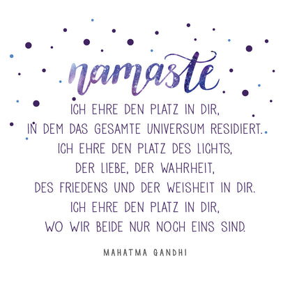 Gezeigt wird eine Innen- oder Zusatzansicht von „Achtsamkeit für dich“. Die Ansicht zeigt den Schriftzug „namaste“ in geschwungener, lila-himmlischer Typografie, darunter folgt ein aus mehreren Zeilen bestehender, klar lesbarer Text in schwarzer Schrift. Der Hintergrund ist hell und mit sanften, blauen und lila Punkten verziert. Die Gestaltung vermittelt ein Gefühl von Ruhe und Achtsamkeit, unterstützt durch eine harmonische Farbpalette.