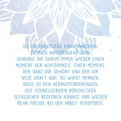 Gezeigt wird eine Innen- oder Zusatzansicht von „Achtsamkeit für dich“. Der Hintergrund ist in sanften Blau- und Pastelltönen gehalten und zeigt eine stilisierte Blume, die das Thema Achtsamkeit unterstreicht. Im Vordergrund befindet sich ein motivierender Text in klarer, blauer Serifen-Typografie. Die Schrift hebt sich deutlich vom Hintergrund ab und ermutigt dazu, Achtsamkeit im Alltag zu praktizieren.