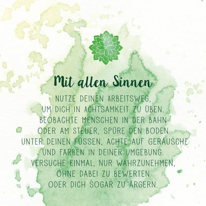 Gezeigt wird eine Innen- oder Zusatzansicht von „Achtsamkeit für dich“. Der Hintergrund ist in sanften, pastellartigen Grüntönen gehalten, die sanft ineinanderfließen. Im oberen Bereich befindet sich eine grüne Lotusblüte. Der Titel „Mit allen Sinnen“ ist in einer geschwungenen, eleganten Schrift in tiefgrün gehalten. Darunter folgt ein fließender, klarer Text in einer leicht lesbaren, serifenlosen Schrift, ebenfalls in tiefgrün. Die Gestaltung vermittelt ein Gefühl von Ruhe...