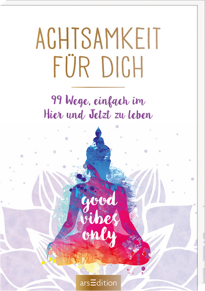 Das Buchcover zeigt im Mittelpunkt eine farbenfrohe Buddha-Silhouette in Blau, Pink und Lila, umgeben von sanften, floralen Wasserfarben-Elementen, die eine beruhigende Atmosphäre schaffen. Der Titel „Achtsamkeit für dich“ ist in eleganter, goldener Schrift oben platziert, während der Untertitel „99 Wege, einfach im Hier und Jetzt zu leben“ in lila geschwungener Schrift darunter steht. In der Mitte der Buddha-Silhouette steht der Text „good vibes only“ in leuchtendem Pink. Ganz...