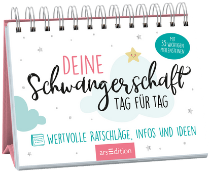 Das Buchcover zeigt den Titel „DEINE SCHWANGERSCHAFT TAG FÜR TAG“ in verspielter Schrift, wobei „DEINE“ in einem sanften Pink und „SCHWANGERSCHAFT TAG FÜR TAG“ in schwungvollem Schwarz dargestellt ist. Über dem Titel schimmert eine kleine, gelbe Sternenfigur. Im Hintergrund sind stilisierte, blaue Wolken und silberne Sterne zu sehen. Ein Hinweis auf „MIT 35 WICHTIGEN MEILENSTEINEN“ ist in einem grünen Kreis abgedruckt. Ganz unten mittig steht der Logoschriftzug von...