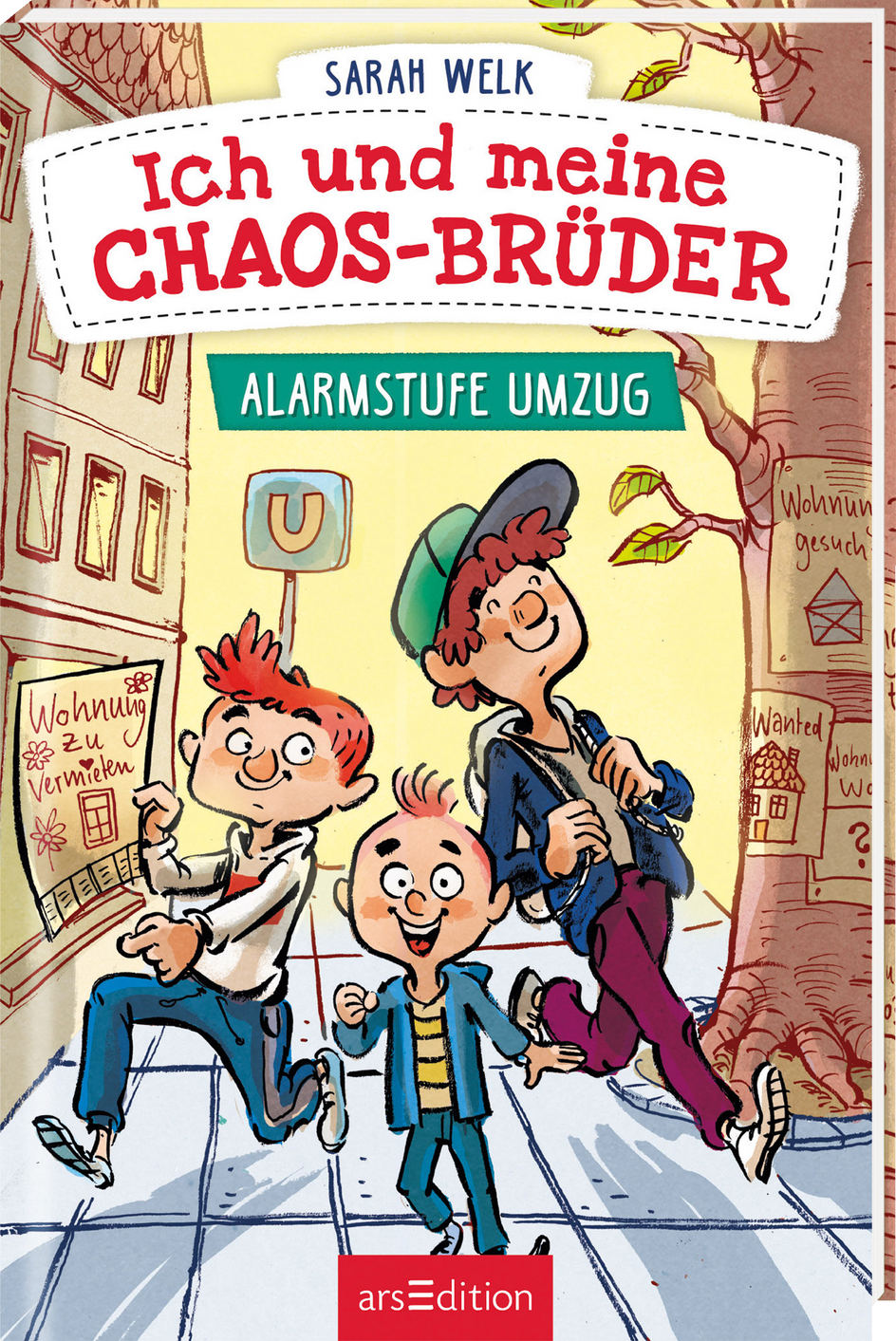 Das Cover zeigt drei fröhliche Jungen, die unterwegs sind. In der Mitte steht ein kleiner Junge mit kurzen, blonden Haaren und einem breiten Lächeln, während die beiden anderen, ältere Brüder, ihn flankieren. Sie tragen bunte Kleidung, darunter ein rot-gelbes Shirt und eine grüne Kappe. Der Titel „Ich und meine CHAOS-BRÜDER“ in kräftigem Rot steht oben, während darunter „ALARMSTUFE UMZUG“ in blauem Schriftzug zu sehen ist. Im Hintergrund sind Häuser mit Plakaten und Bäumen...