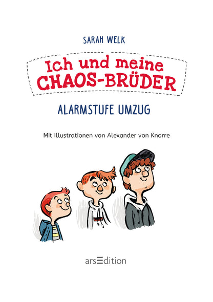 Gezeigt wird eine Innen- oder Zusatzansicht von „Ich und meine Chaos-Brüder – Alarmstufe Umzug“. Die Innenseite zeigt eine Illustration dreier Jungen, die fröhlich und unbeschwert wirken. Die Titelgestaltung ist in einer roten Schrift auf weißem Hintergrund, umrahmt von einer gestrichelten Linie. Der Untertitel &quot;Alarmstufe Umzug&quot; und Autorinnenname &quot;Sarah Welk&quot; ist in klarer, blauer Schrift gehalten. Das Logo des Verlags &quot;arsEdition&quot; wird am unteren Rand...