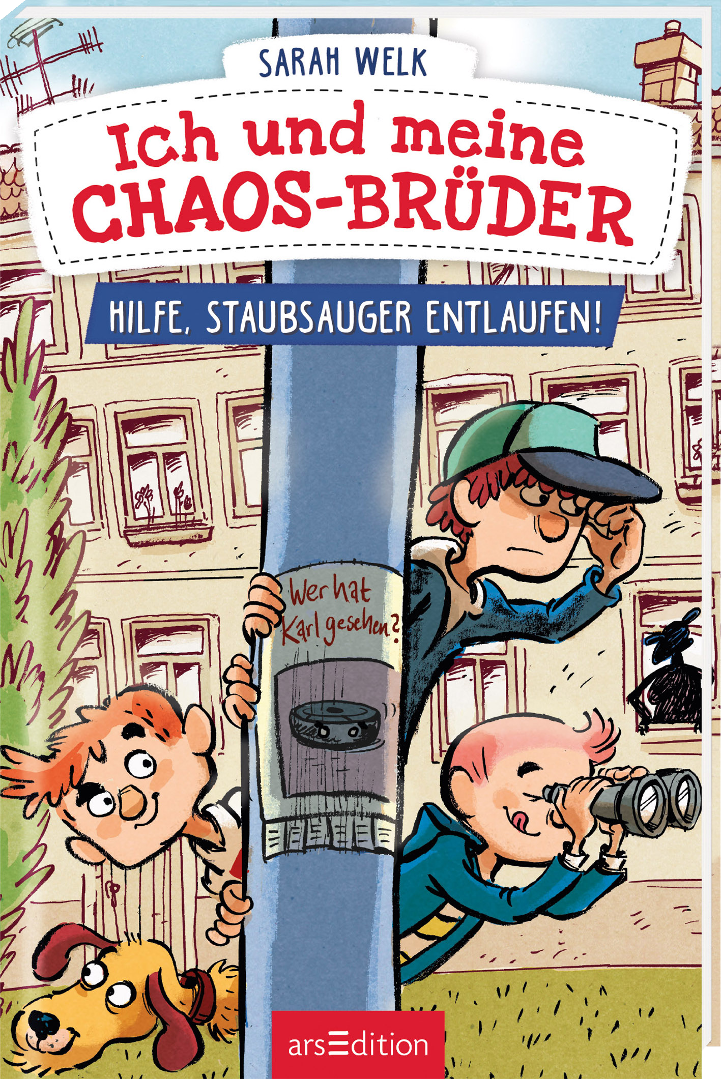 Das Cover zeigt drei Kinder, die neugierig hinter einem Laternenpfahl hervorsehen.  Auf diesem ist eine Suchanzeige für einen Staubsauger angebracht. Der Hintergrund zeigt ein einfaches Wohnhaus. Der Titel „Ich und meine CHAOS-Brüder“ in roter, verspielter Schrift bildet das zentrale Element, während der Untertitel „Hilfe, Staubsauger entlaufen!“ in einer schlanken Schrift darunter platziert ist. Oben ist der Name der Autorin, Sarah Welk, gut lesbar. Ganz unten mittig steht der...