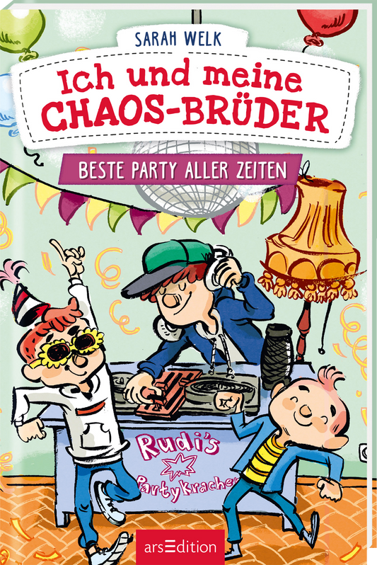 Das Buchcover zeigt drei fröhliche Kinder, die an einer bunten Party teilnehmen. Im Hintergrund sind Luftballons und festliche Dekorationen zu sehen. Die Hauptüberschrift „Ich und meine CHAOS-BRÜDER“ erscheint in kräftigem Rot auf weißem Hintergrund, während der Untertitel „BESTE PARTY ALLER ZEITEN“ darunter angeordnet ist. Der Schriftzug „Rudi's Party-Kracher“ befindet sich auf einem Tisch, der mit Party-Utensilien dekoriert ist. Oben in der Ecke ist der Titel der...