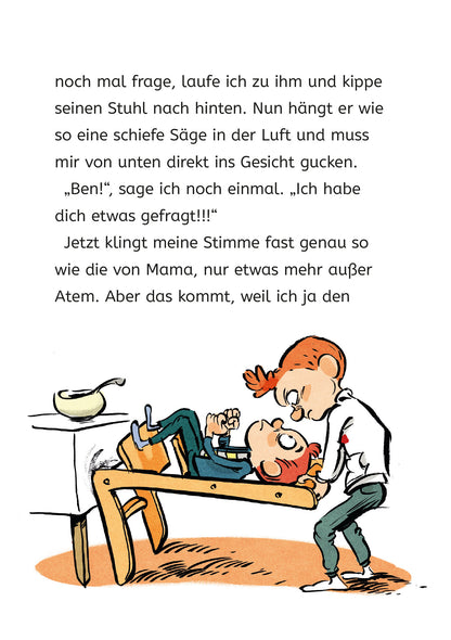 Gezeigt wird eine Innen- oder Zusatzansicht von „Ich und meine Chaos-Brüder – Beste Party aller Zeiten“. Die Illustration zeigt zwei Jungen. Ein Junge sitzt auf einem Hochstuhl und wird vom anderen nach hinten gerissen. Dieser hält den Hochstuhl an der Lehne fest und blickt dem ersten Jungen wütend in die Augen. Die Farben sind lebhaft. Die Schrift ist klar und gut lesbar.