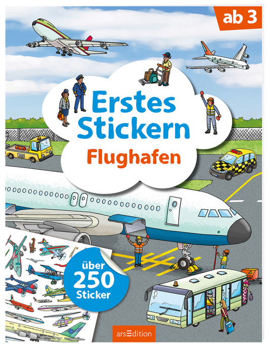 Das Buchcover zeigt eine lebhafte Flughafen-Szene mit bunten Flugzeugen am Himmel, darunter vordergründig ein Flugzeug auf dem Rollfeld. Kinder und Erwachsene interagieren mit verschiedenen Fahrzeugen sowie beim Stickern. Der Titel „Erstes Stickern Flughafen“ steht in verspielter blauer Typografie auf einem weißen Wolkenfeld. Rechts oben befindet sich ein orangefarbener „ab 3“-Hinweis. Unten links ist ein blauer Button mit dem Text „über 250 Sticker“. Ganz unten mittig steht der...