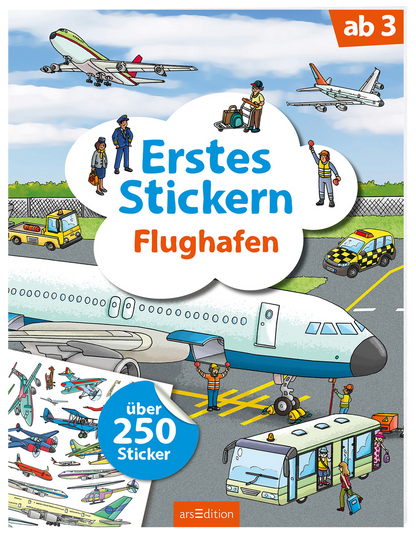 Das Buchcover zeigt eine lebhafte Flughafen-Szene mit bunten Flugzeugen am Himmel, darunter vordergründig ein Flugzeug auf dem Rollfeld. Kinder und Erwachsene interagieren mit verschiedenen Fahrzeugen sowie beim Stickern. Der Titel „Erstes Stickern Flughafen“ steht in verspielter blauer Typografie auf einem weißen Wolkenfeld. Rechts oben befindet sich ein orangefarbener „ab 3“-Hinweis. Unten links ist ein blauer Button mit dem Text „über 250 Sticker“. Ganz unten mittig steht der...