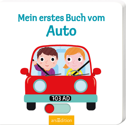 Bunte Buchcovergestaltung mit einem roten Auto, das von zwei fröhlichen Kindern gefahren wird. Der Junge und das Mädchen sitzen vorne im Auto und lächeln. Der Titel „Mein erstes Buch vom Auto“ ist in freundlichen, türkisfarbenen Buchstaben oben mittig platziert. Unten ist eine schwarze Zahl „703 AD“ zu sehen. Ganz unten mittig steht der Logoschriftzug von arsEdition.