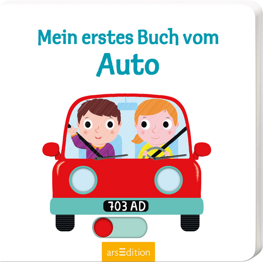 Bunte Buchcovergestaltung mit einem roten Auto, das von zwei fröhlichen Kindern gefahren wird. Der Junge und das Mädchen sitzen vorne im Auto und lächeln. Der Titel „Mein erstes Buch vom Auto“ ist in freundlichen, türkisfarbenen Buchstaben oben mittig platziert. Unten ist eine schwarze Zahl „703 AD“ zu sehen. Ganz unten mittig steht der Logoschriftzug von arsEdition.