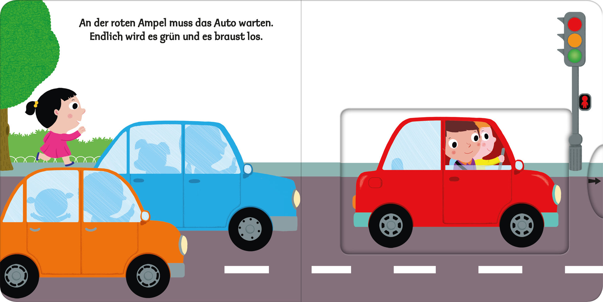 Gezeigt wird eine Innen- oder Zusatzansicht von „Mein erstes Buch vom Auto“. Die Seite zeigt eine bunte Straßenszene mit einem roten, einem blauen und einem orangefarbenen Auto vor einer Ampel. Auf der linken Seite steht ein Mädchen mit einem pinken Oberteil. Die Ampel zeigt Rot, während der Verkehrslärm beschrieben wird. Die Illustrationen sind kinderfreundlich gestaltet, mit klaren, kräftigen Farben und einer einfachen, verspielten Schrift für den Text.
