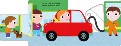 Gezeigt wird eine Innen- oder Zusatzansicht von „Mein erstes Buch vom Auto“. Die Illustration zeigt ein rotes Auto, dessen Fahrerin fröhlich lächelt. Zwei Kinder interagieren mit einem kleinen Hund vor einer Tankstelle. Der Hintergrund ist hellblau mit gelben und grünen Elementen, während satte Farbkontraste die Charaktere hervorheben. Die Schrift ist klar und in einer verspielten Schriftart gehalten, ergänzt durch die Sprechblase mit dem Text: „Öy, der Tank ist fast leer! Einmal...
