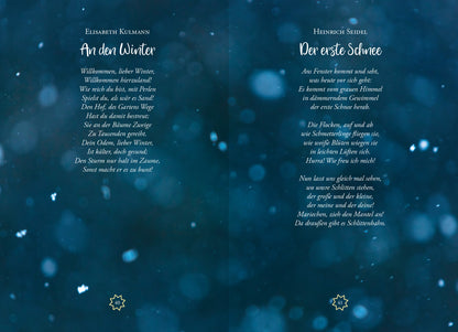 Gezeigt wird eine Innenansicht von „Wundervolle Weihnacht“. Die Doppelseite zeigt zwei Gedichte auf einem tiefblauen Hintergrund, der an winterliche Nächte erinnert. Die Texte sind in eleganter, handschriftlicher Typografie in Weiß und Hellblau gehalten. Zwischen den Gedichten sind goldene Sterne platziert, die als dekorative Elemente wirken. Die Atmosphäre vermittelt eine besinnliche, festliche Stimmung und lädt zum Verweilen ein.