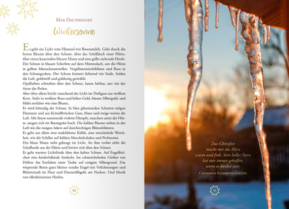 Gezeigt wird eine Innen- oder Zusatzansicht von „Wundervolle Weihnacht“. Die Seite zeigt auf der linken Seite den gedruckten Text „Wintersonne“ in einer eleganten serifenlosen Schriftfarbe in Dunkelblau. Auf der rechten Seite ist ein sanftes, warmes Sonnenlicht zu sehen, das durch Eiszapfen auf einem Dach fällt und eine ruhige Winterlandschaft beleuchtet. Die Farbpalette umfasst Weiß- und Goldtöne sowie sanfte Blau- und Braunnuancen. Am unteren Rand befindet sich ein Zitat in der...