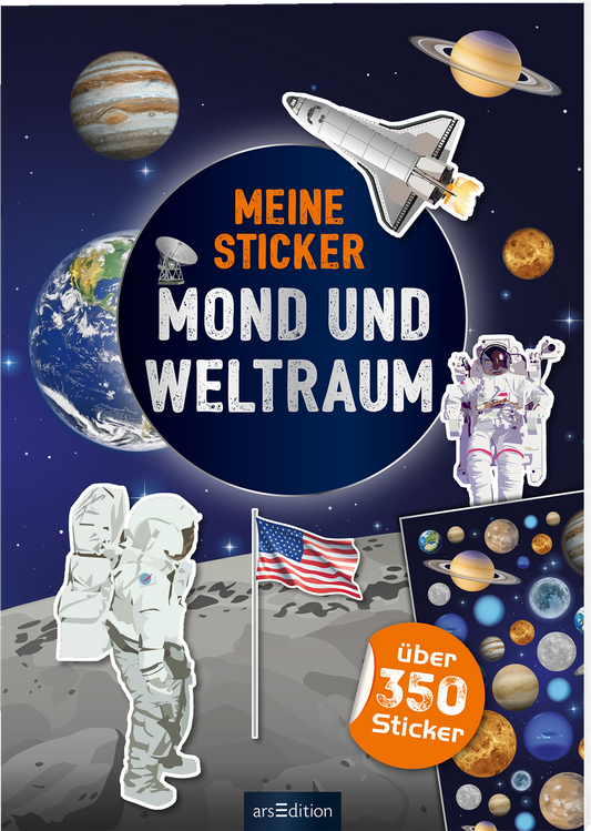 Auf dem Buchcover „Meine Sticker Mond und Weltraum“ steht zentral ein großer, runder, blauer Kreis, in dem der Titel in silbernen, großen Buchstaben geschrieben ist. Umgeben von einer tiefblauen, sternenübersäten Weltraumlandschaft sind ein Raumshuttle, Planeten und Astronauten abgebildet. Unten links steht eine amerikanische Flagge, rechts ist eine Stickerübersicht sichtbar. Oben mittig befindet sich ein gelber Button mit „über 350 Sticker“. Ganz unten mittig steht der...