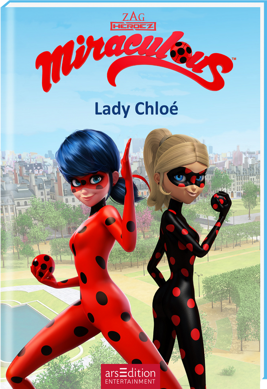 Auf dem Cover sind zwei Superheldinnen aus „Miraculous“ abgebildet: links mit blauen Haaren und rotem Outfit mit schwarzen Punkten, rechts mit blonden Haaren und ebenfalls in Outfit mit Punkten. Der Hintergrund zeigt eine grüne Parklandschaft und Gebäude. Oben steht der Titel „Miraculous“ in fetten, roten Buchstaben. Darunter steht „Lady Chloé“ in einer einfacheren Schriftart. Ganz unten mittig steht der Logoschriftzug von arsEdition.