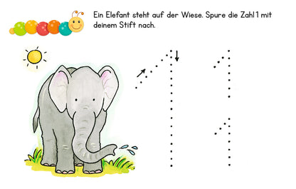 Gezeigt wird eine Innen- oder Zusatzansicht von „Lernraupe – Erste Zahlen“. Die Illustration zeigt einen grauen Elefanten auf einer grünen Wiese, umgeben von bunten Pflanzen. Über dem Elefanten strahlt eine gelbe Sonne. Am oberen Rand des Bildes sind bunte, kreisförmige Elemente und eine lächelnde Raupe zu sehen. Der Text in schwarzer Schrift fordert dazu auf, die Zahl 1 mit einem Stift nachzuspuren, wobei Pfeile die Bewegung anweisen.