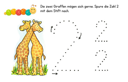 Gezeigt wird eine Innen- oder Zusatzansicht von „Lernraupe – Erste Zahlen“. Die Seite zeigt zwei gepunktete Giraffen mit gelb-braunem Fell, die sich liebevoll zuneigen. Über ihnen befindet sich eine farbenfrohe Raupe, die aus bunten Segmenten besteht. Oben steht der Text „Die zwei Giraffen mögen sich gerne. Spure die Zahl 2 mit dem Stift nach“, begleitet von der Zahl 2 in farbenfrohen, gepunkteten Linien, um das Nachspuren zu erleichtern. Die Schrift ist klar und kindgerecht...